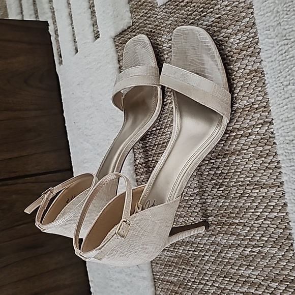 Heels - Picture 3 of 5